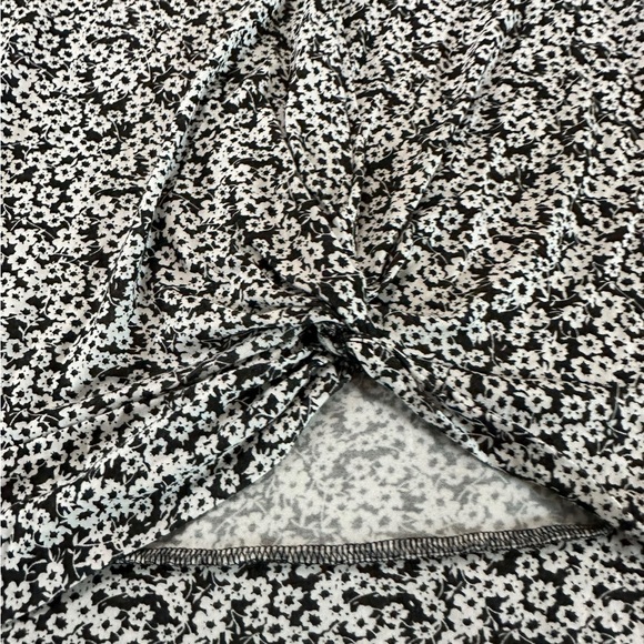 Lucky Brand Floral Front Twist Top Size L - Picture 15 of 17